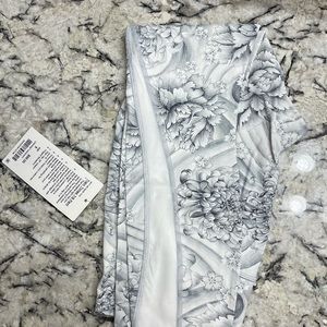 NWT Lululemon Train Times 7/8 Pant in White/Grey Floral
